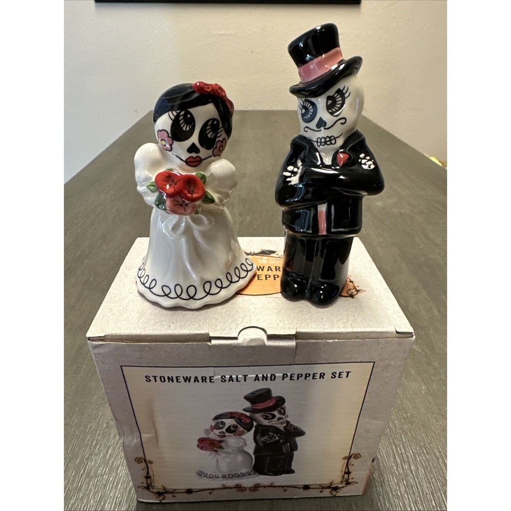 Cracker Barrel Ceramic Day of the Dead Wedding Couple Salt + Pepper BB02B14014